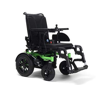 Fauteuil roulant électrique avec châssis vert et commandes, Fort-de-France.